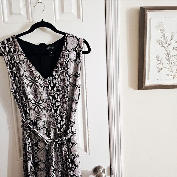 New Nicole Miller Reptile Cropped V- Neck Sleeveless Zipper Back Jumpsuit. - Picture 10 of 16